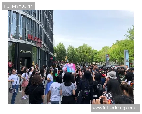 杨瀚森随队抵达多伦多加拿大网友街头偶遇成功合影留念